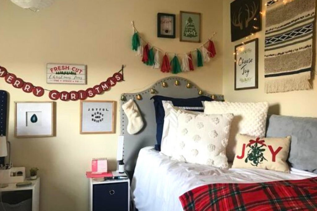 Christmas Dorm Decor Ideas Featured Image 1024x683 1